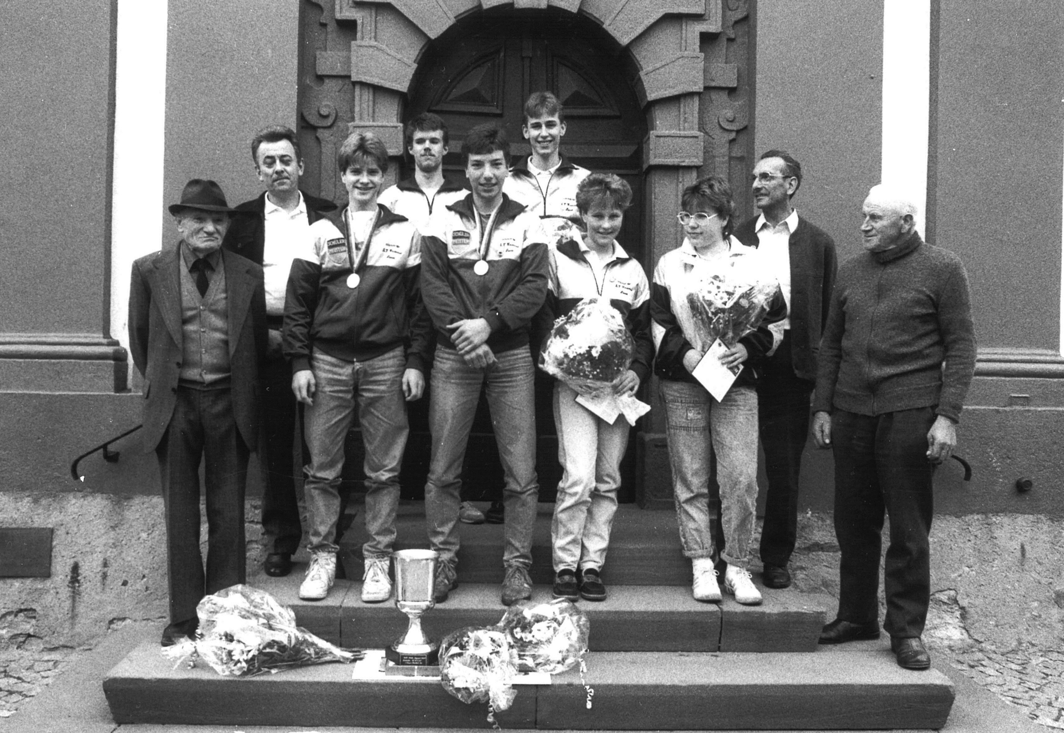 1987 - Empfang vor der Nauroder Kirche mit Gründer Willi Beltz-Siegmund Schulte