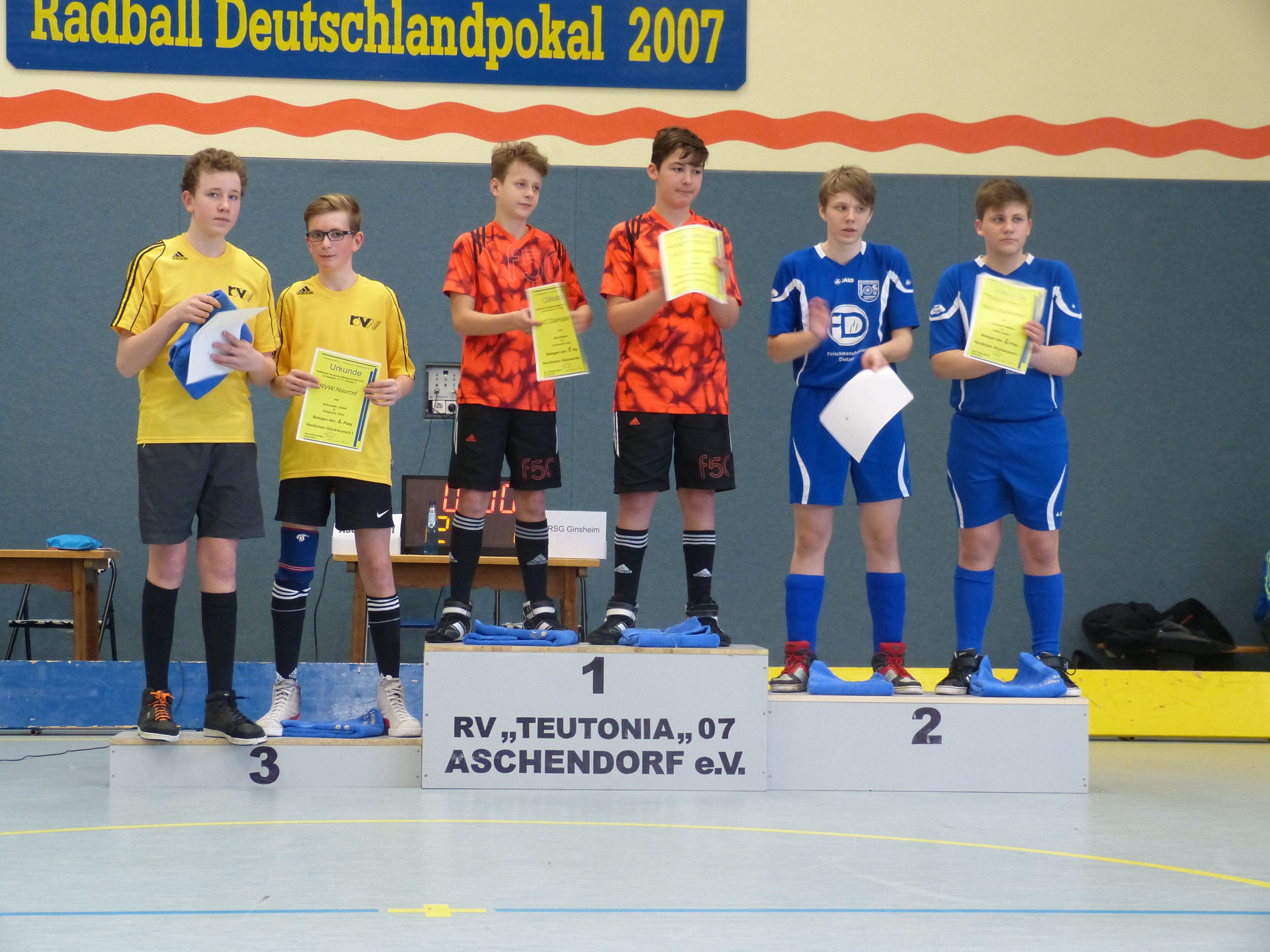 Siegehrung beim Halbfinale der U17 in Aschendorf mit den Drittplatzierten Thilo Giegerich und Jakob Schneider